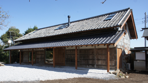 築100年の家(古民家再生住宅)栃木県真岡市Ｉ様邸の施工事例16施工後です。古民家でありつつ、薪ストーブの煙突と天窓が印象的ですね。