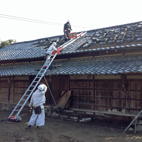 築100年の家(古民家再生住宅)栃木県真岡市Ｉ様邸の施工事例03瓦は再び使用するので丁寧に下ろして行きます。
