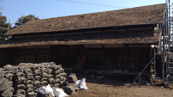 築100年の家(古民家再生住宅)栃木県真岡市Ｉ様邸の施工事例05全ての瓦が下ろされました。この中から再使用できるものを分別して行きます。