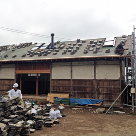 築100年の家(古民家再生住宅)栃木県真岡市Ｉ様邸の施工事例11屋根瓦を再び並べます。