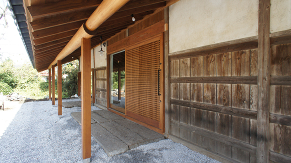 築100年の家(古民家再生住宅)栃木県真岡市Ｉ様邸の施工事例17広い軒下がなんとも贅沢です。