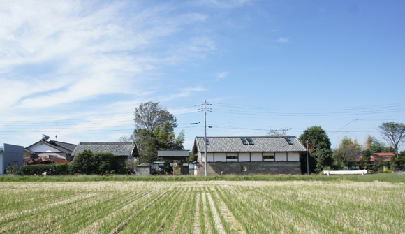 築100年の家(古民家再生住宅)栃木県真岡市Ｉ様邸の施工事例01自然が豊かで、のどかな田園風景の中に、お客様のお住まいとなる建物がありました。