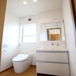「省エネ住宅・吹抜大空間の家(長期優良住宅)」栃木県宇都宮市Ｕ様邸07、２階トイレ 空間を広くとり、洗面台も併設しました。