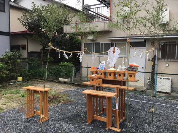 地鎮祭です。施主様も祭壇作りをお手伝いいただきました。