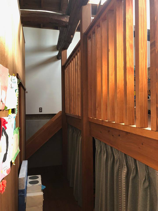 築100年の家(古民家再生住宅)栃木県真岡市I様邸の施工事例16施工後です。古民家でありつつ、薪ストーブの煙突と天窓が印象的ですね。